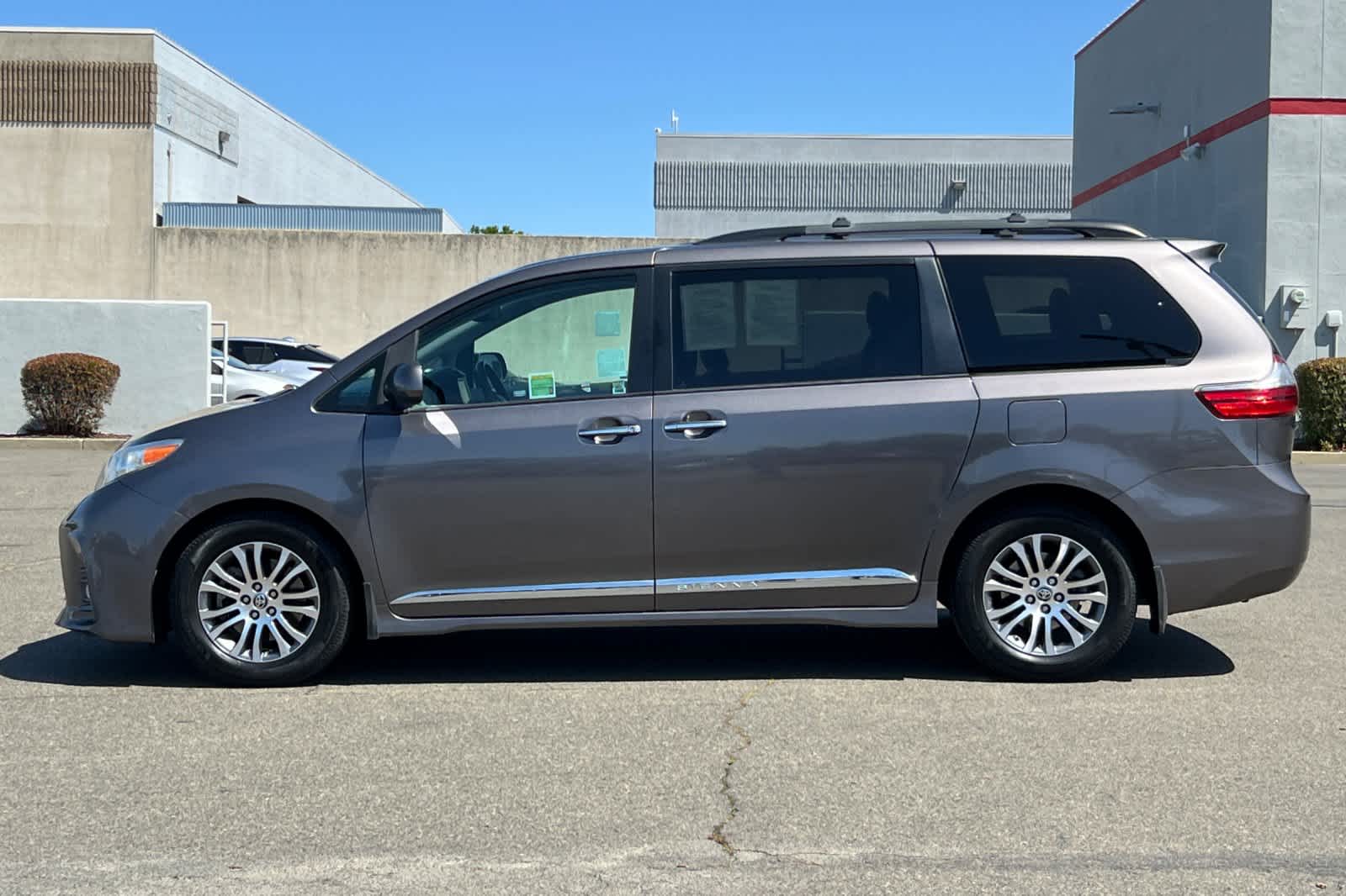 Thumbnail: 2020 Toyota Sienna - 9
