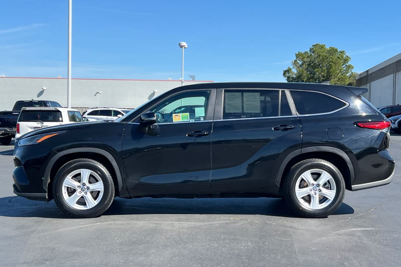 Thumbnail: 2023 Toyota Highlander - 9