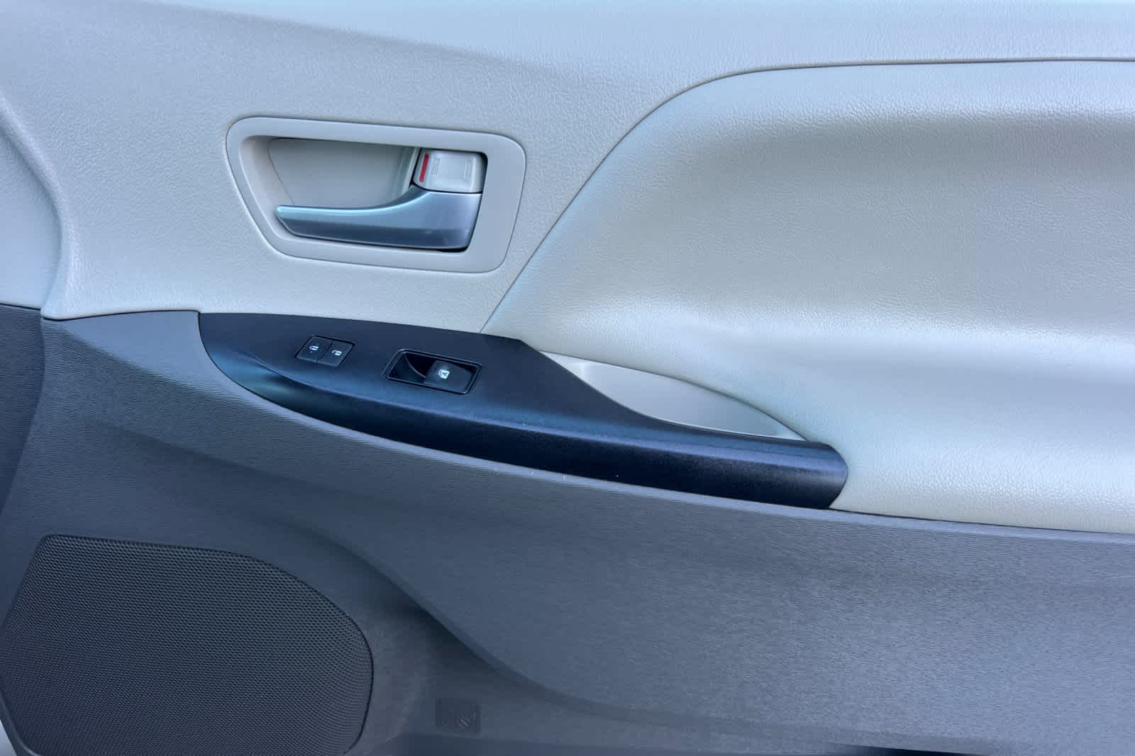 Thumbnail: 2017 Toyota Sienna - 20