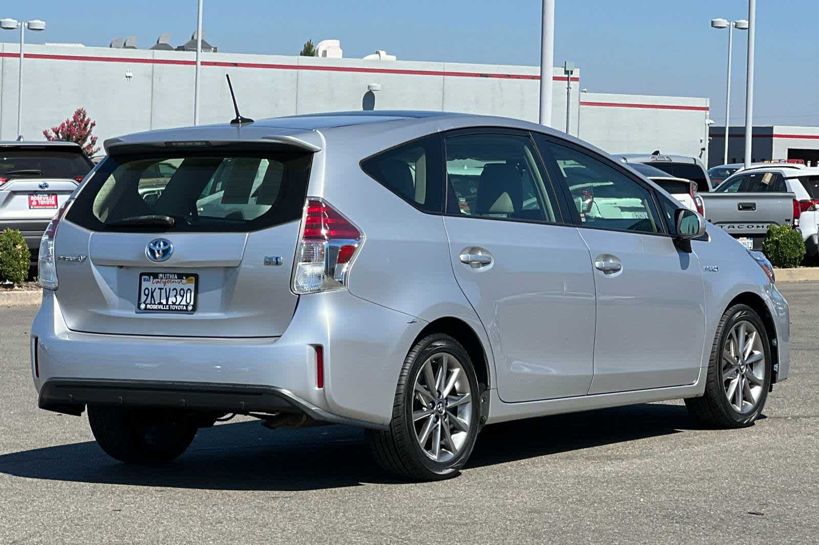 2017 Toyota Prius v Five 2