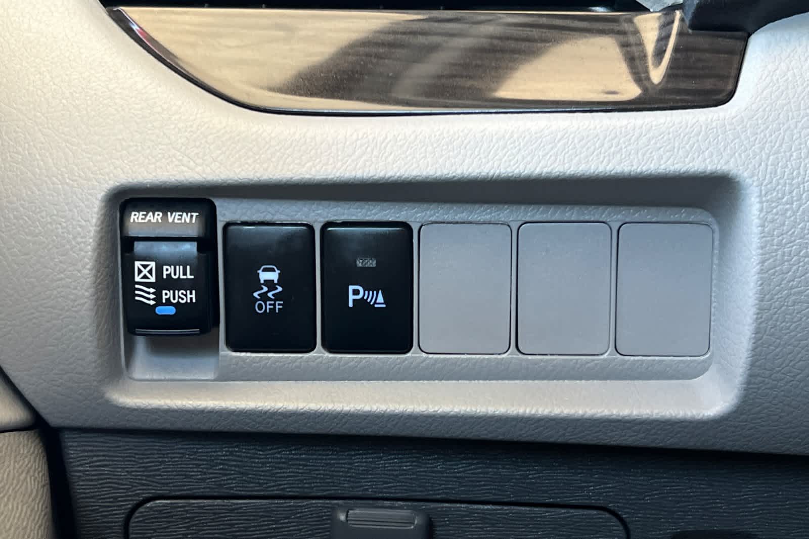 Thumbnail: 2018 Toyota Sienna - 32