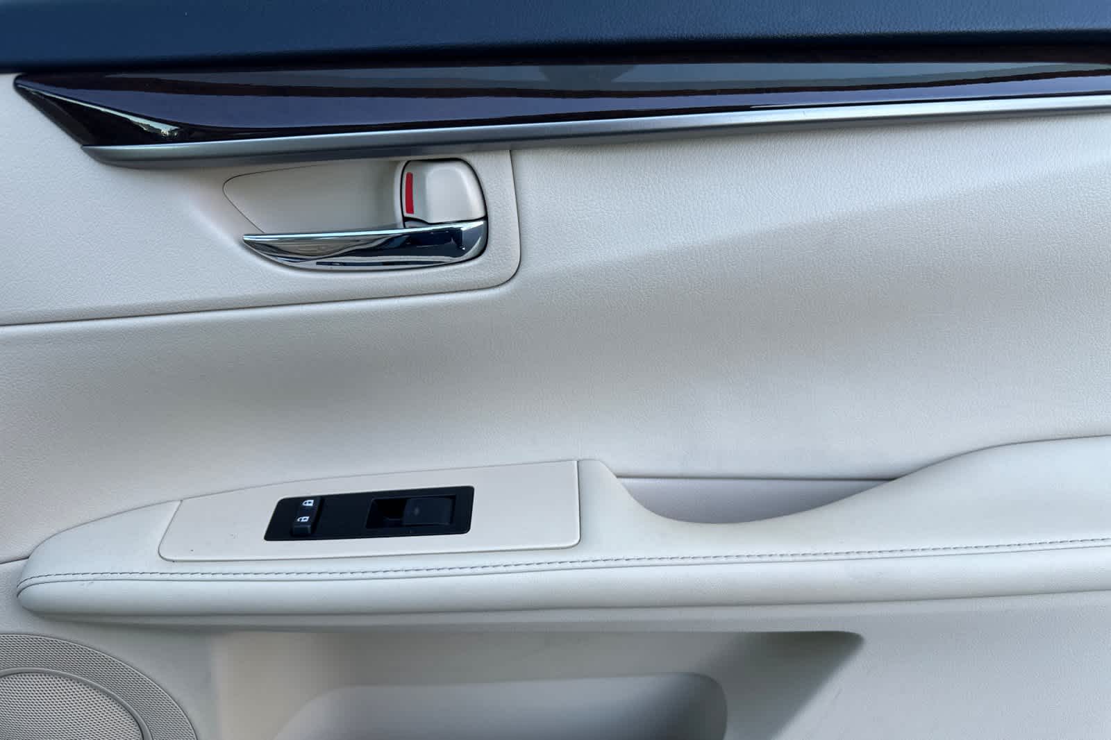 Thumbnail: 2014 Lexus ES - 18