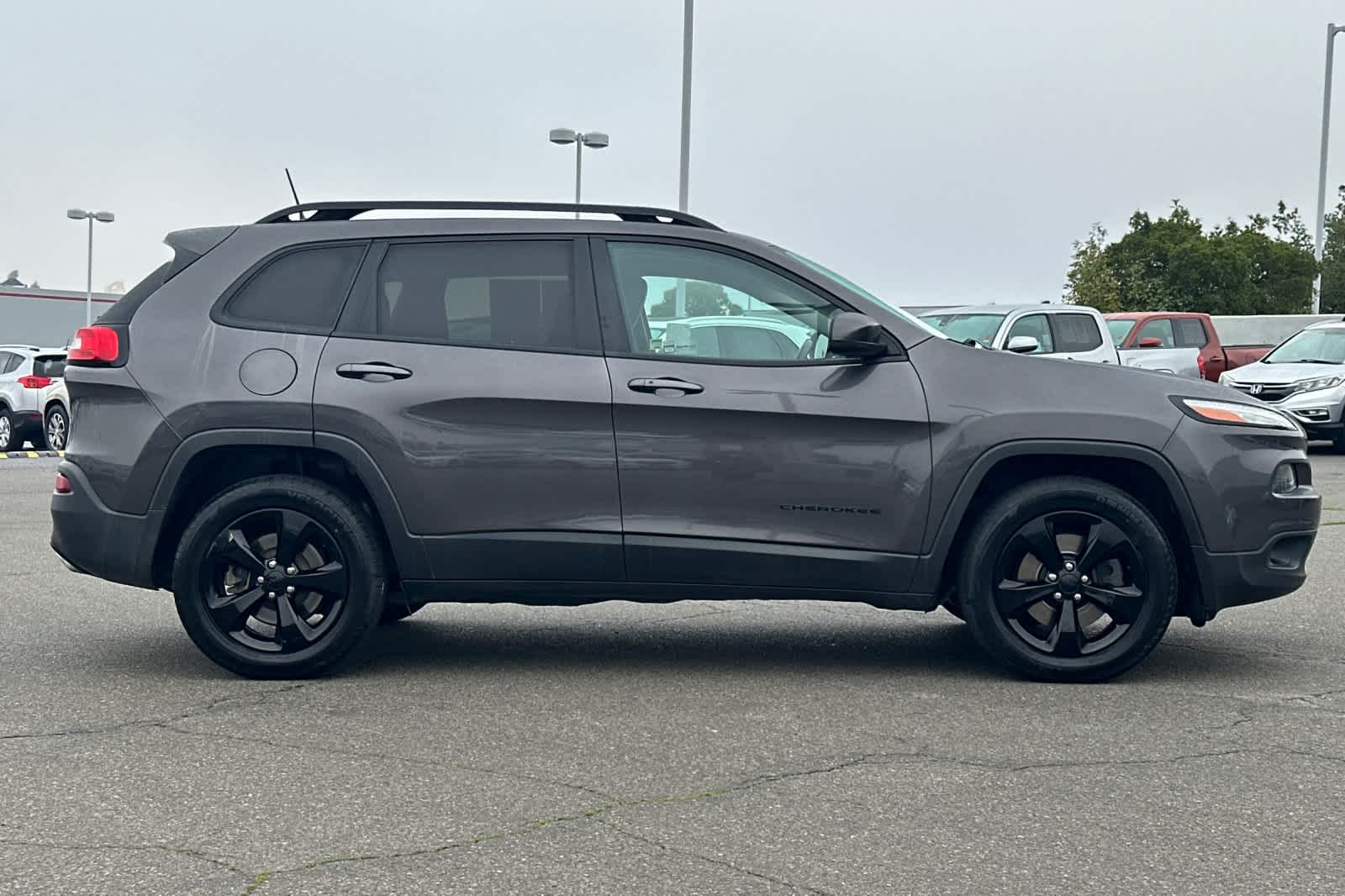 Thumbnail: 2017 Jeep Cherokee - 6