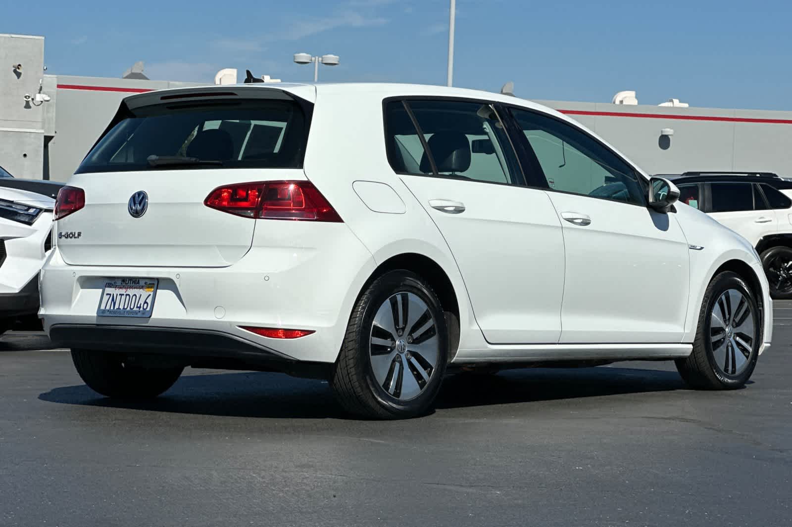 Thumbnail: 2015 Volkswagen e-Golf - 2