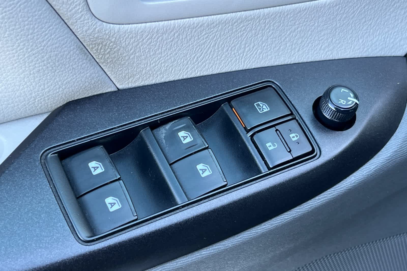 Thumbnail: 2016 Toyota Sienna - 13