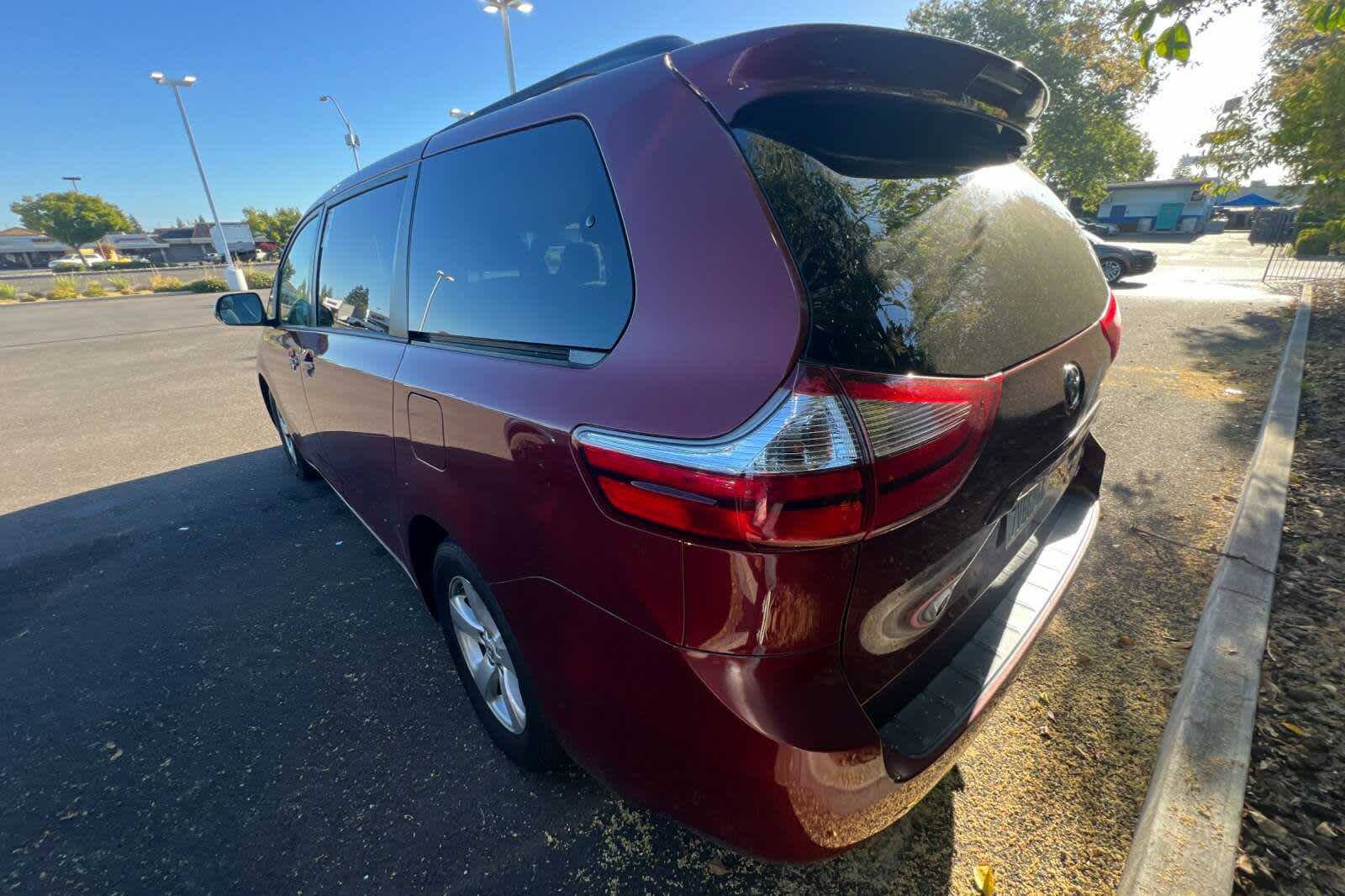 Thumbnail: 2016 Toyota Sienna - 4