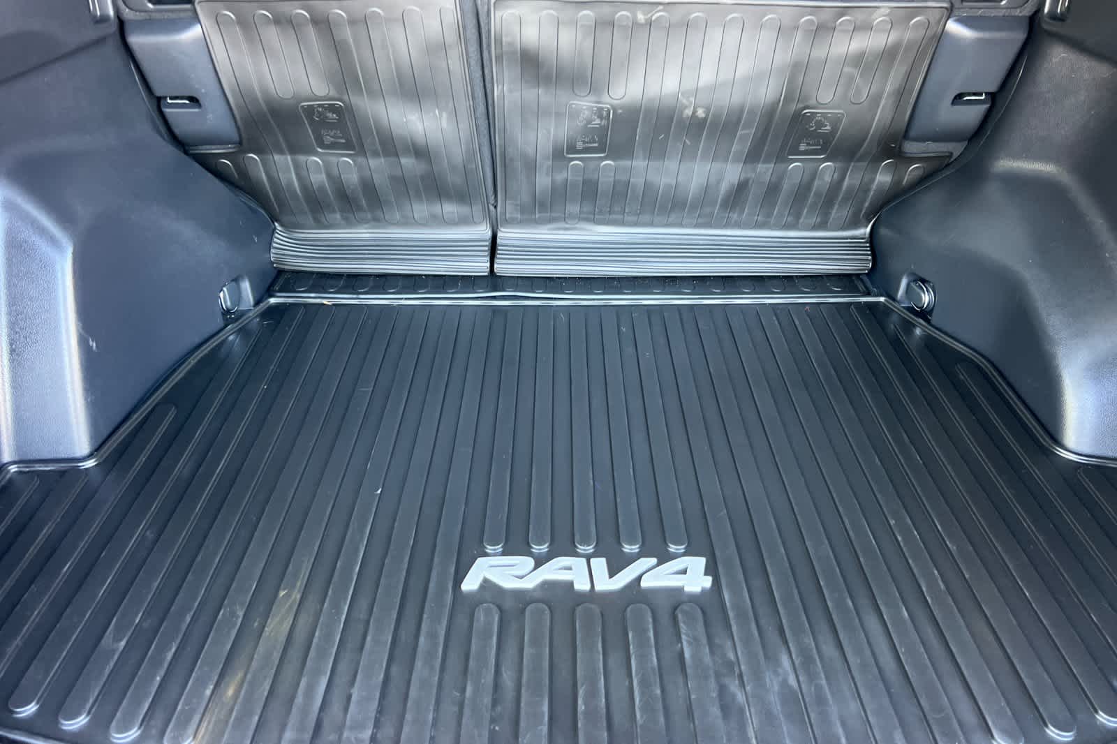 Thumbnail: 2022 Toyota RAV4 - 16