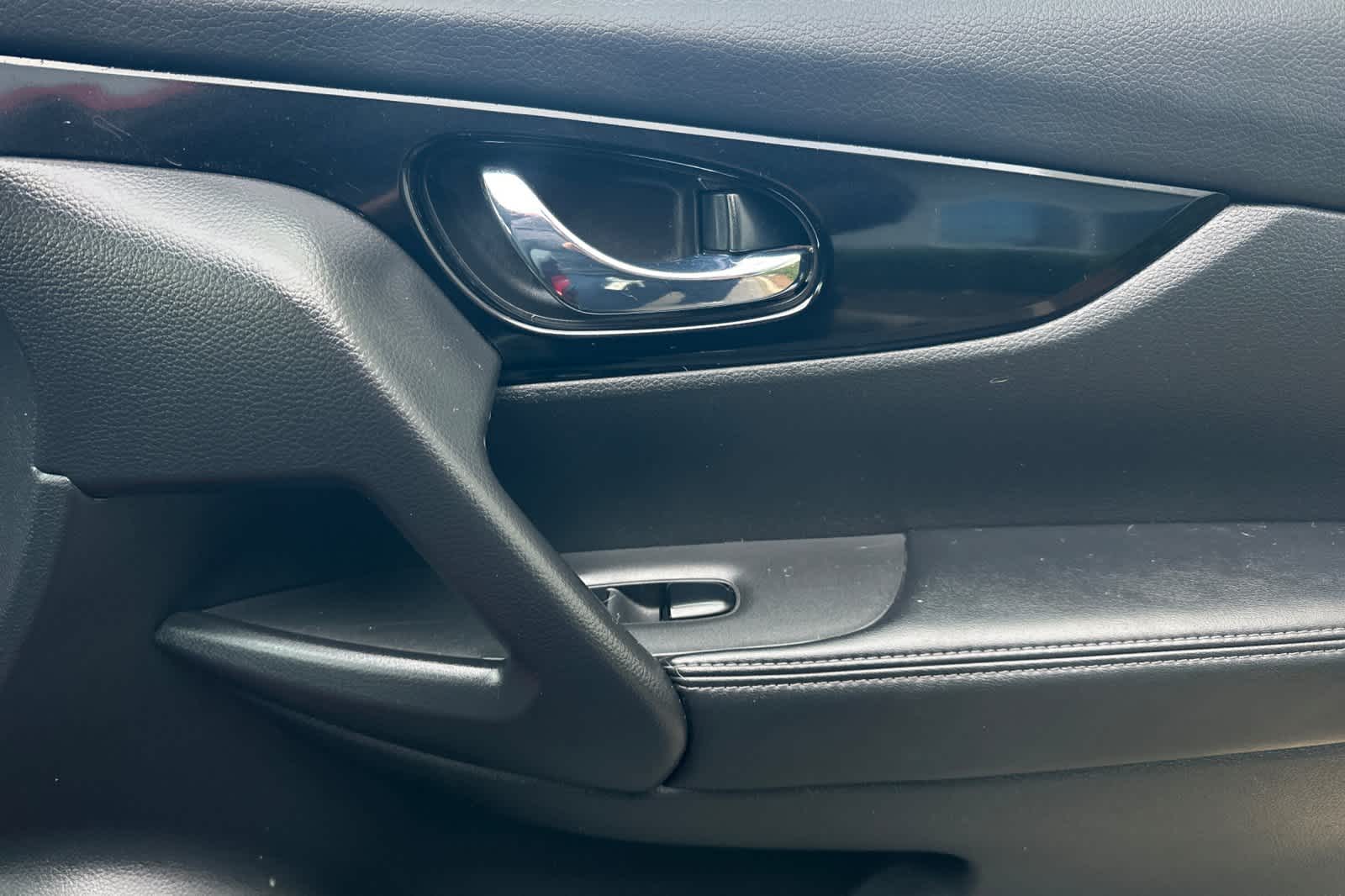 Thumbnail: 2018 Nissan Rogue Sport - 19