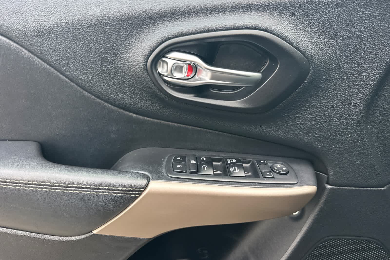 Thumbnail: 2017 Jeep Cherokee - 12