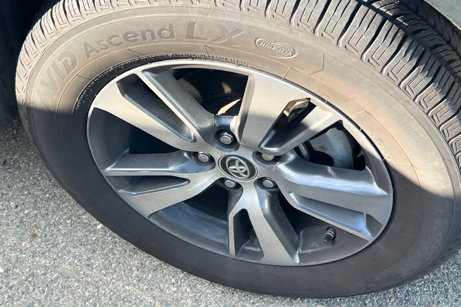 Thumbnail: 2018 Toyota RAV4 - 12