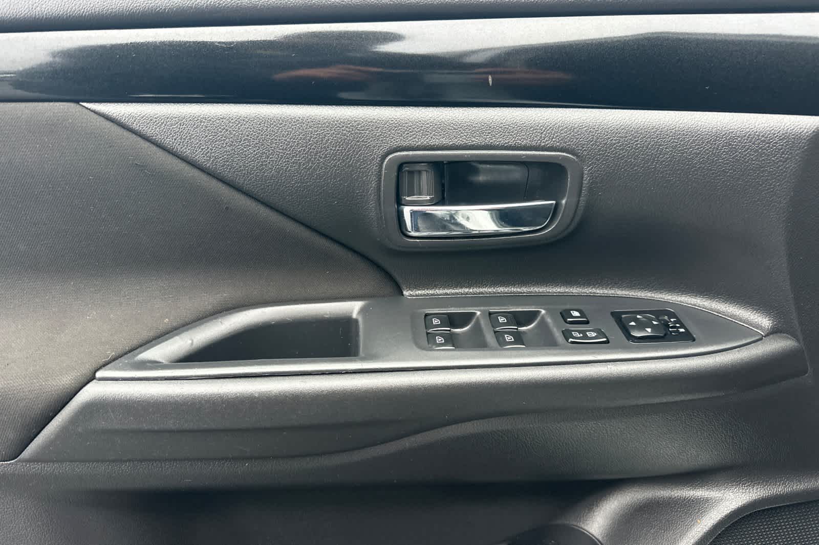 Thumbnail: 2019 Mitsubishi Outlander - 12