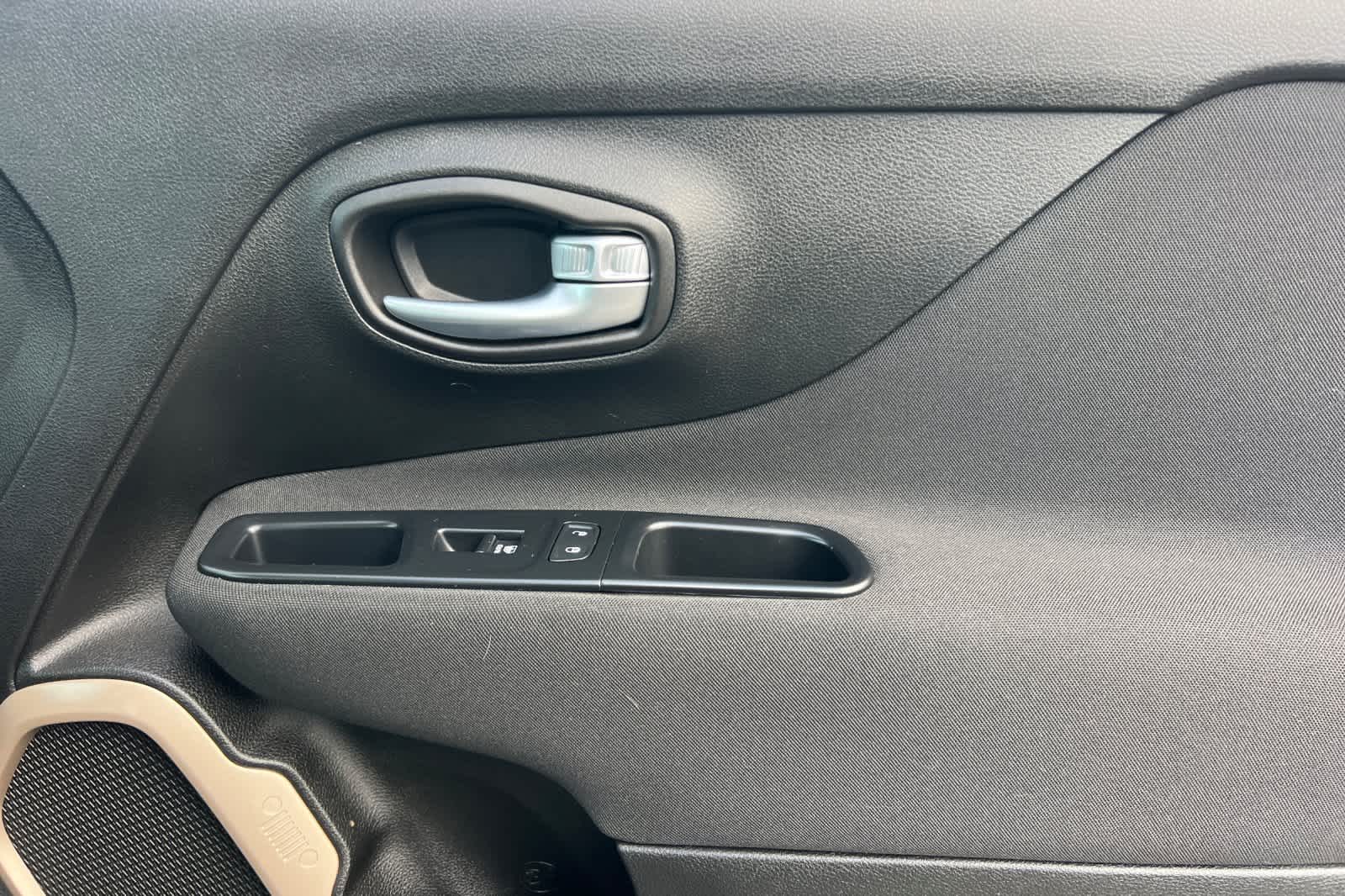 Thumbnail: 2017 Jeep Renegade - 18