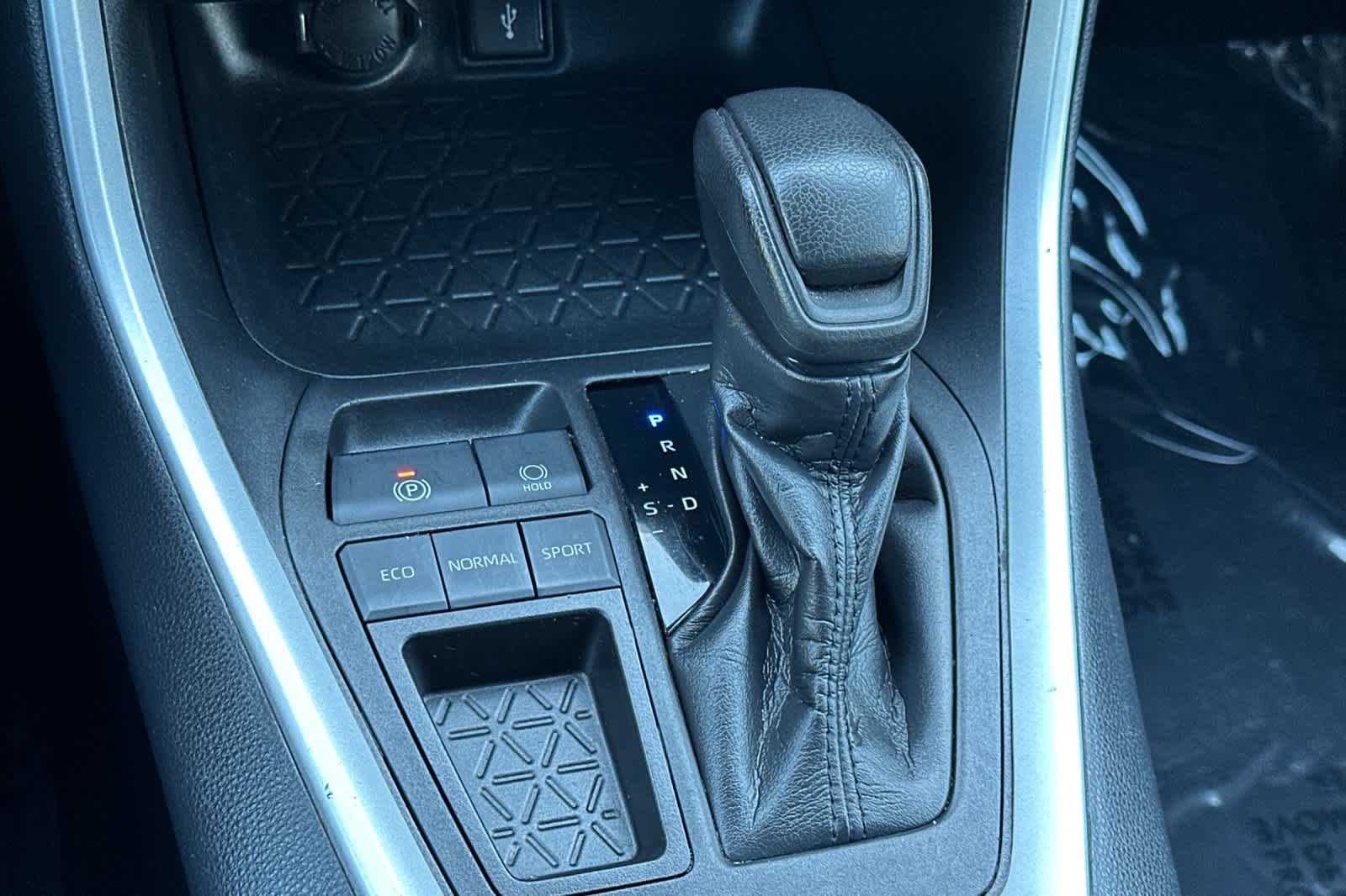 Thumbnail: 2021 Toyota RAV4 - 23