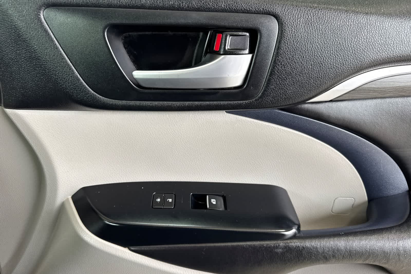 Thumbnail: 2018 Toyota Highlander - 20