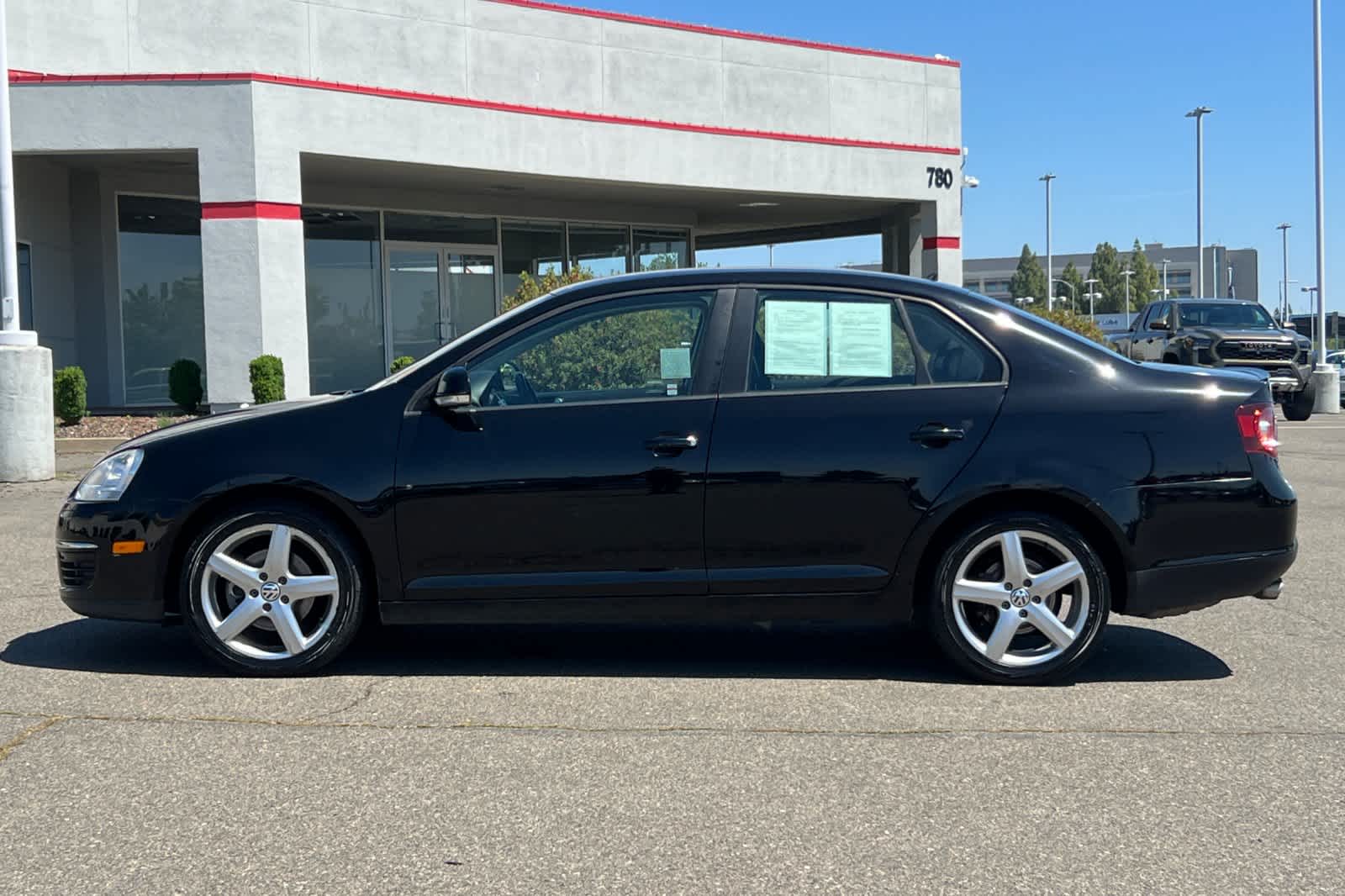 Thumbnail: 2010 Volkswagen Jetta - 9