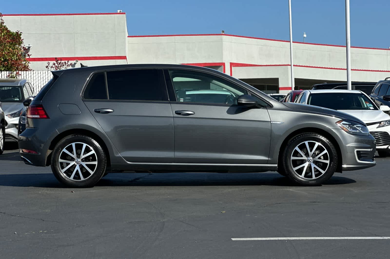 Thumbnail: 2017 Volkswagen e-Golf - 6