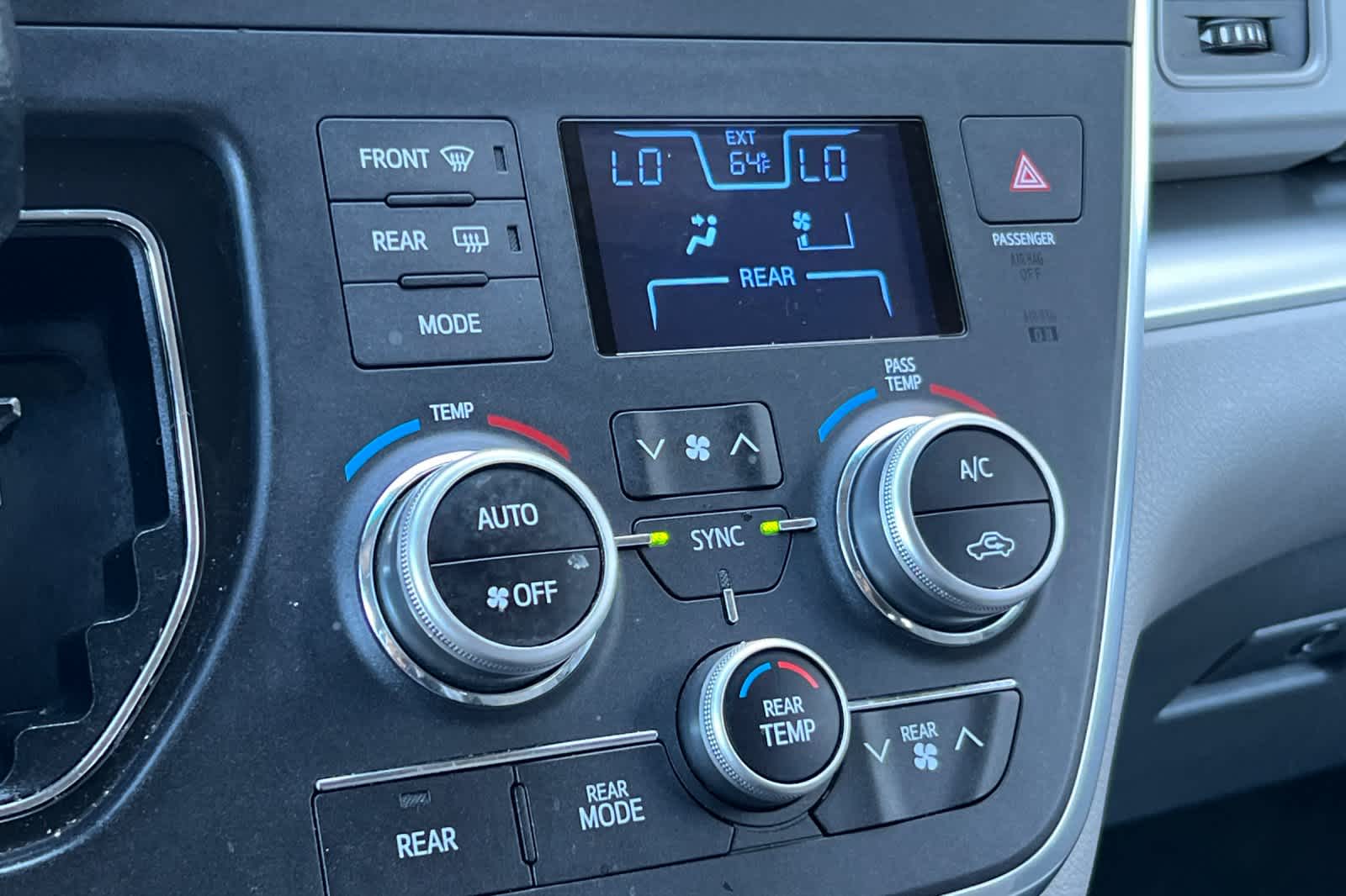 Thumbnail: 2016 Toyota Sienna - 23