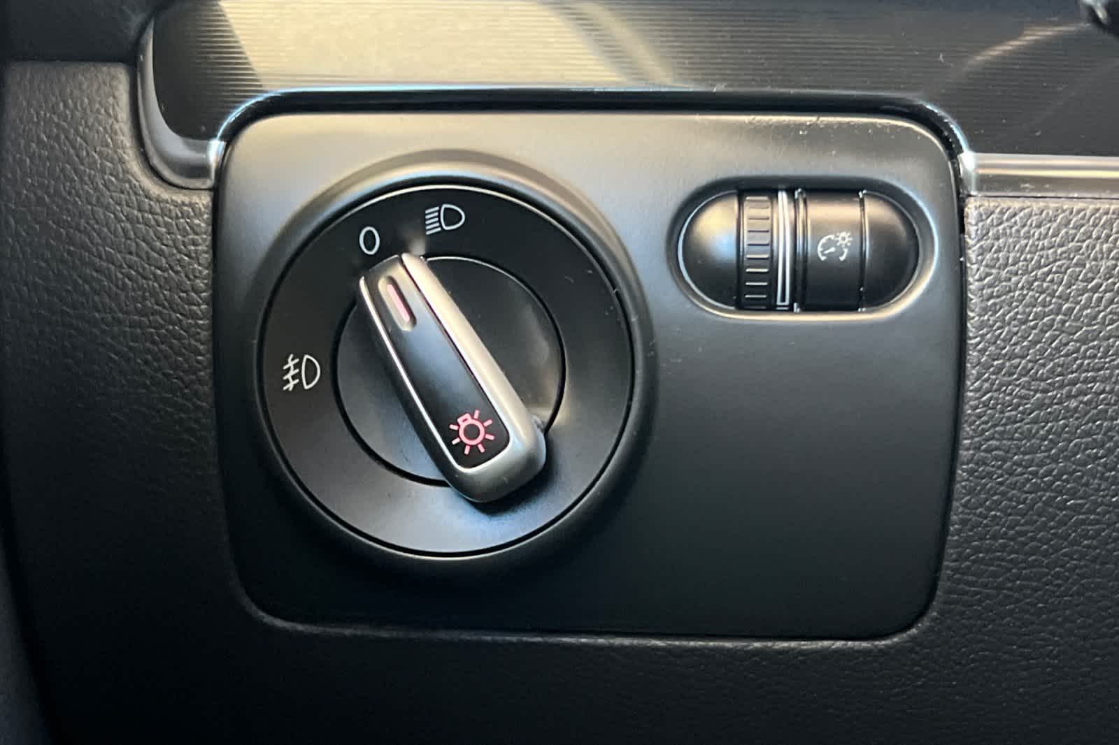 Thumbnail: 2012 Volkswagen Golf - 27