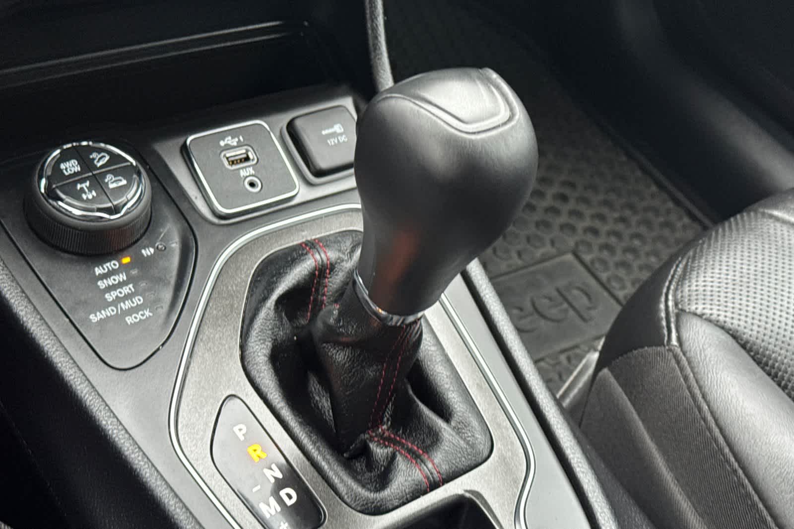 Thumbnail: 2020 Jeep Cherokee - 22