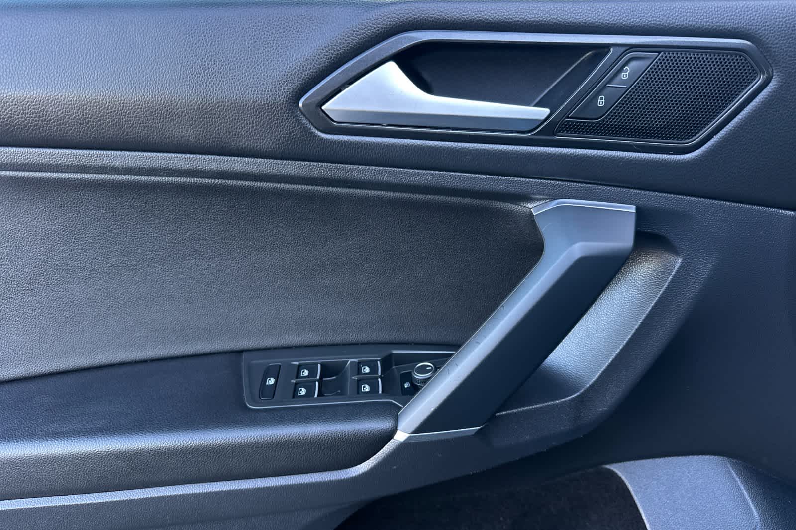 Thumbnail: 2018 Volkswagen Tiguan - 12