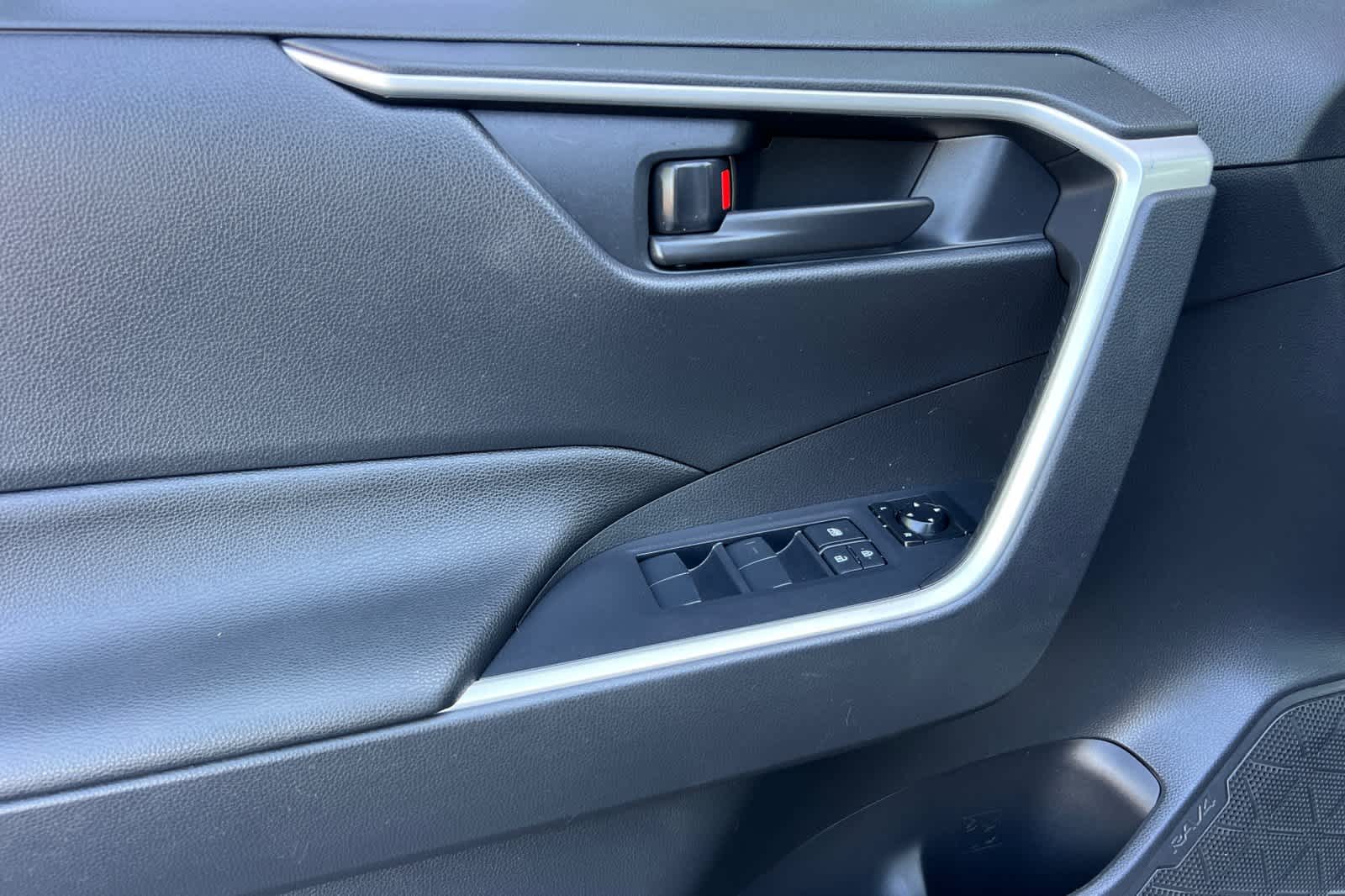 Thumbnail: 2022 Toyota RAV4 - 12