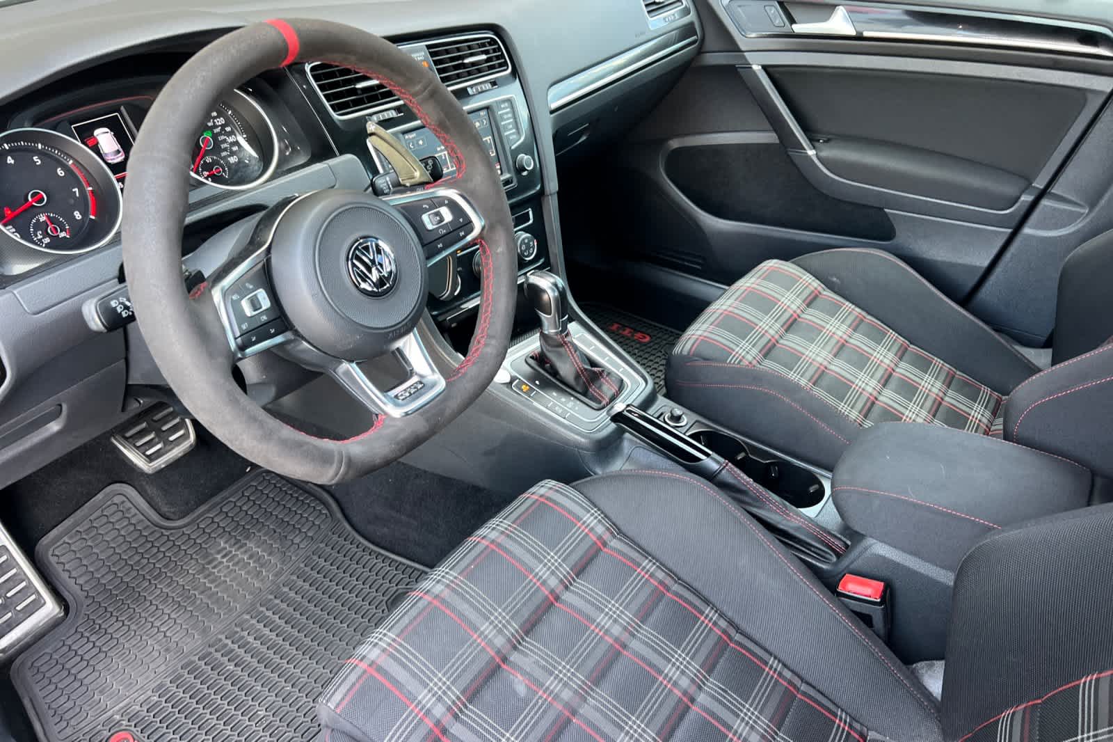 Thumbnail: 2017 Volkswagen Golf - 11
