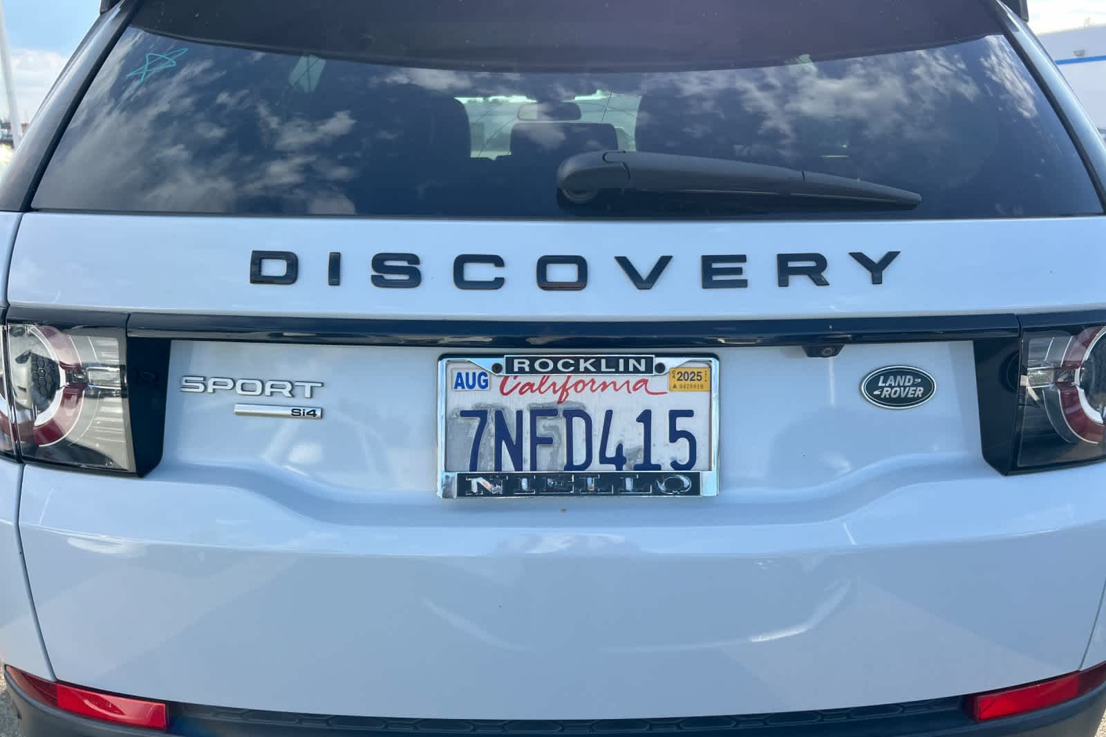 Thumbnail: 2015 Land Rover Discovery Sport - 16