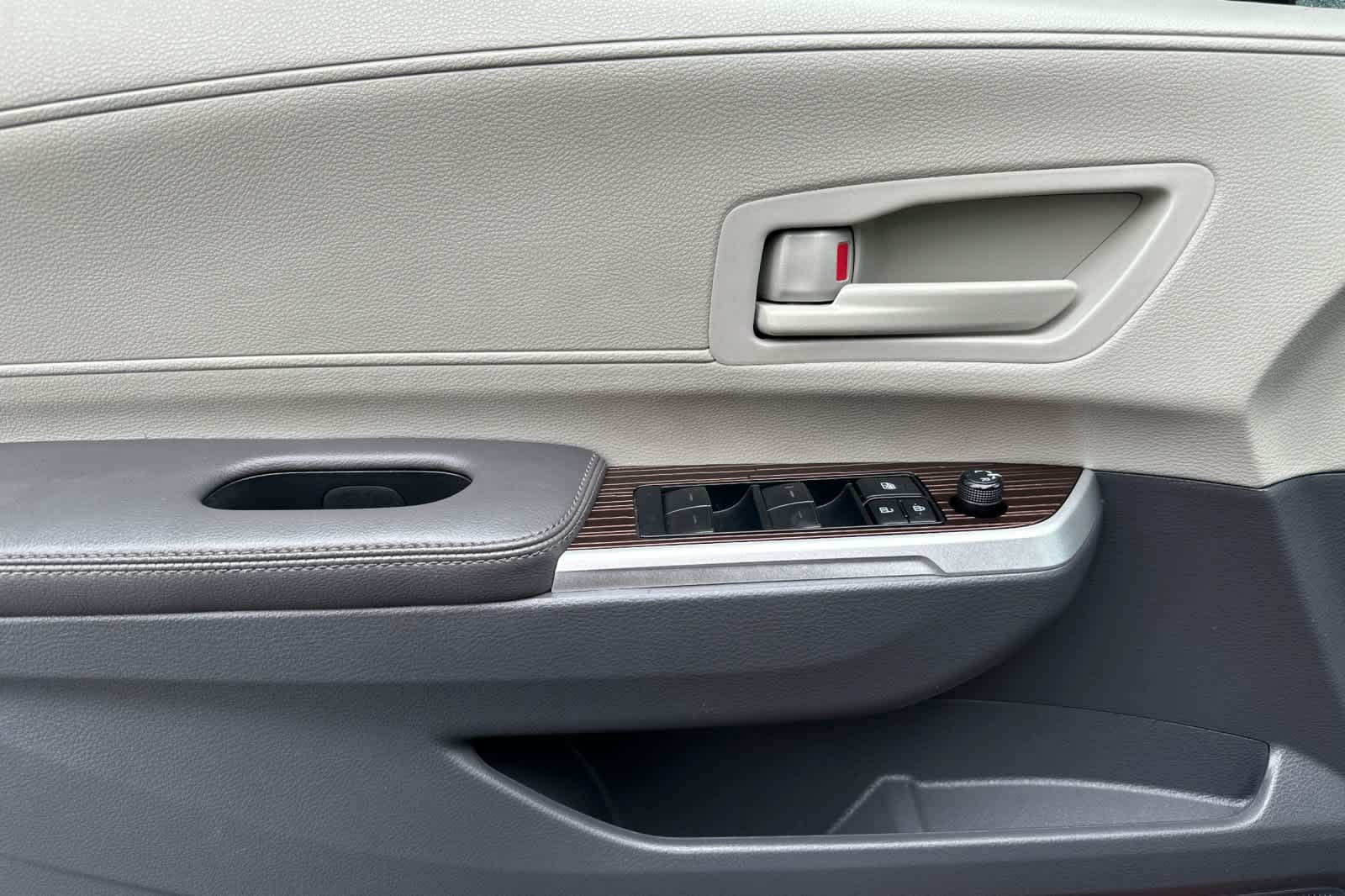 Thumbnail: 2022 Toyota Sienna - 12