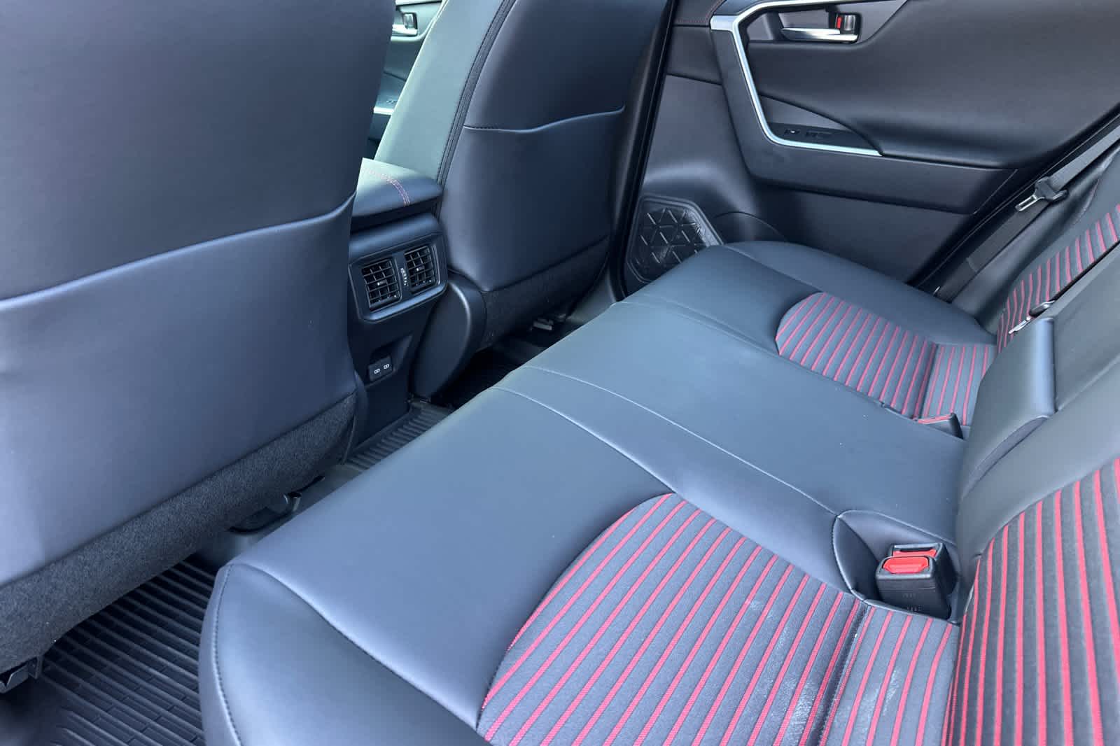 2025 Toyota RAV4 XSE 4
