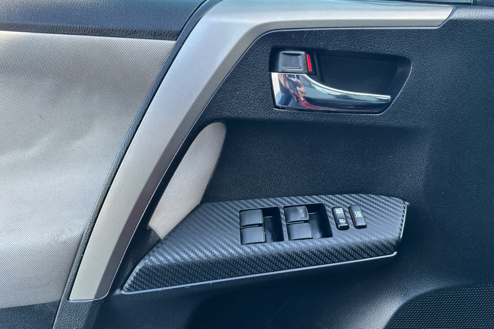 Thumbnail: 2015 Toyota RAV4 - 12