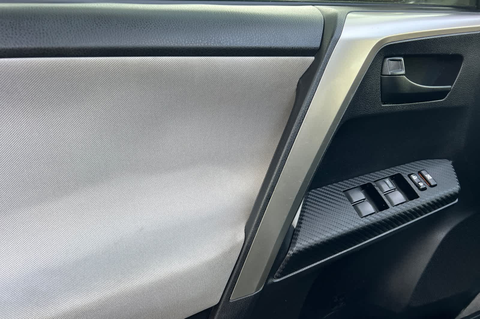 Thumbnail: 2015 Toyota RAV4 - 12