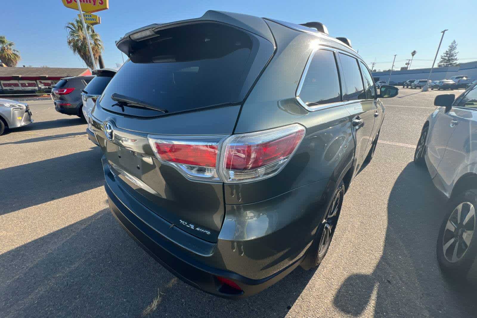 Thumbnail: 2016 Toyota Highlander - 2