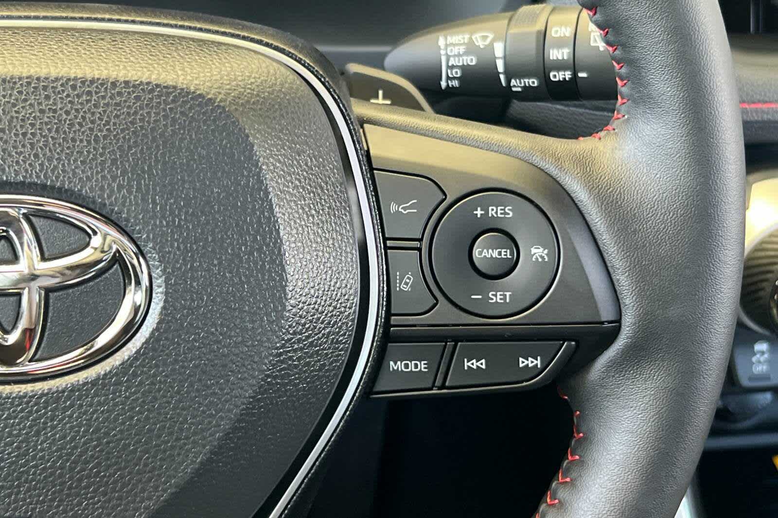 2025 Toyota RAV4 XSE 27