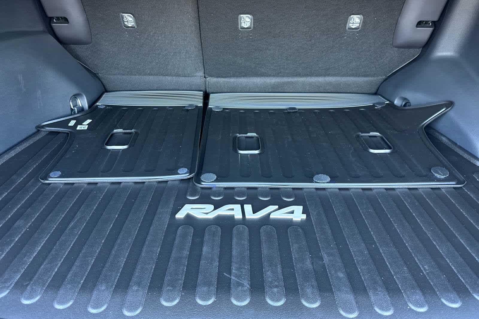 2025 Toyota RAV4 XSE 16