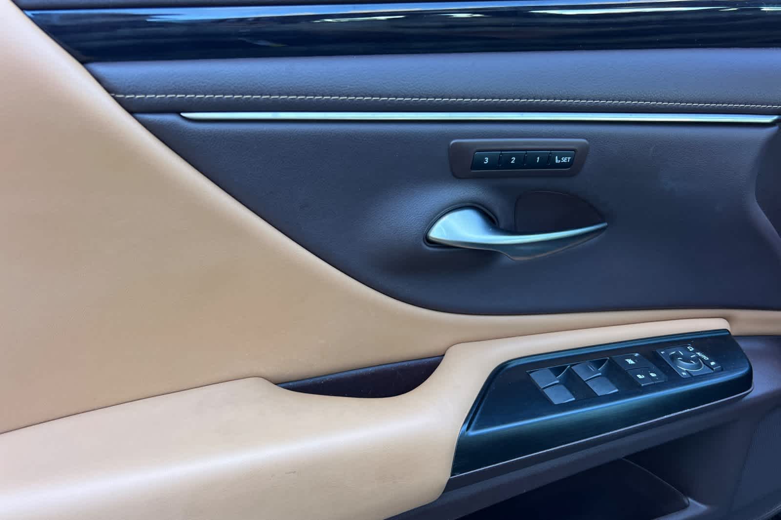 Thumbnail: 2020 Lexus ES - 12