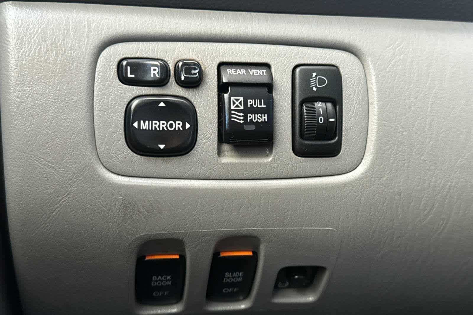 Thumbnail: 2010 Toyota Sienna - 31