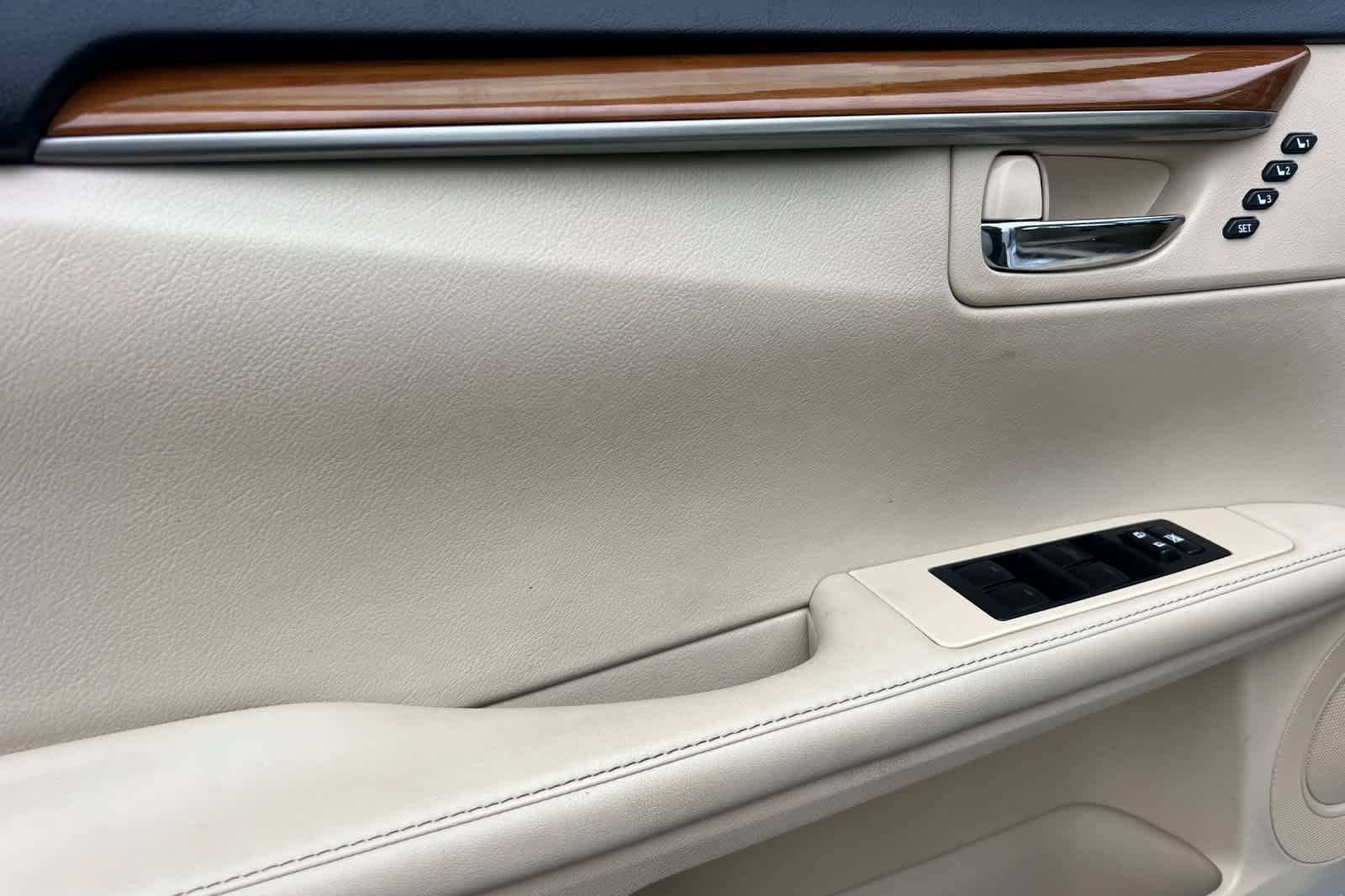 Thumbnail: 2015 Lexus ES - 12