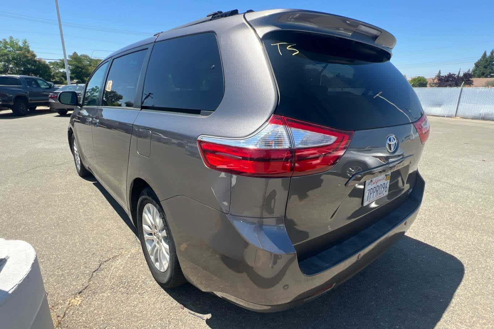 Thumbnail: 2015 Toyota Sienna - 4