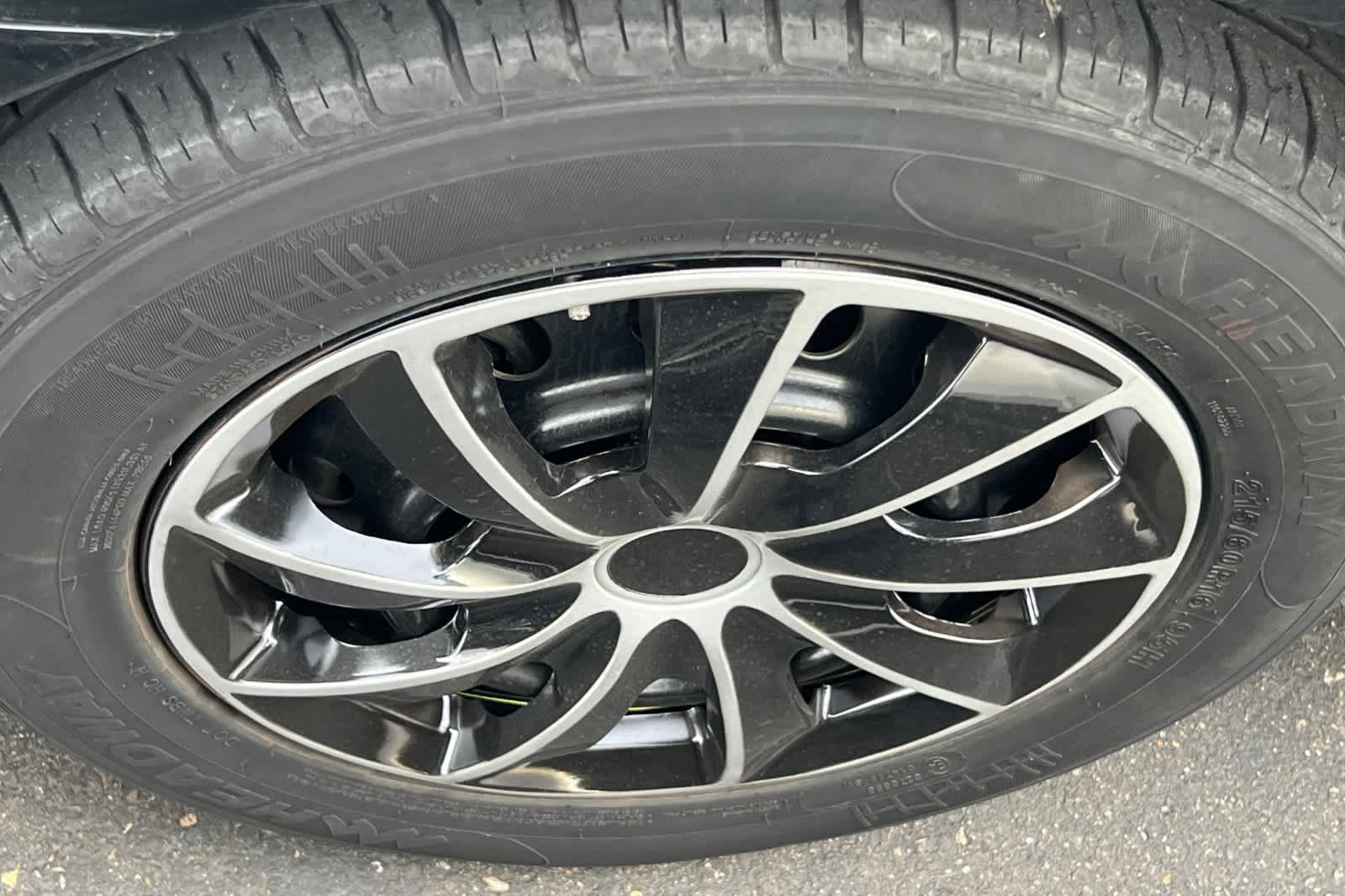 Thumbnail: 2011 Toyota Camry - 21