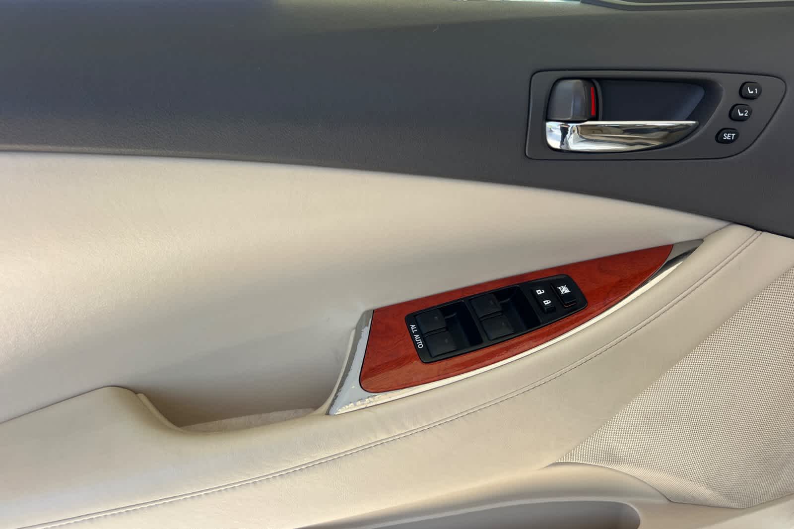 Thumbnail: 2011 Lexus ES - 11