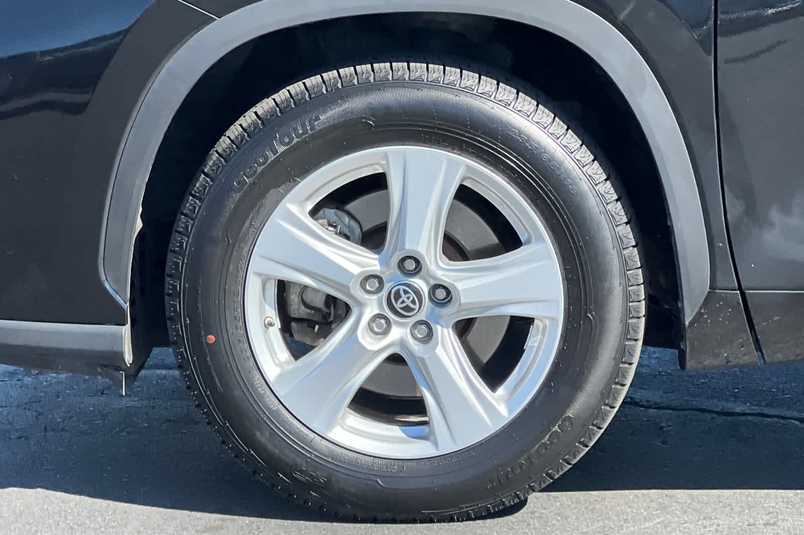 Thumbnail: 2023 Toyota Highlander - 32