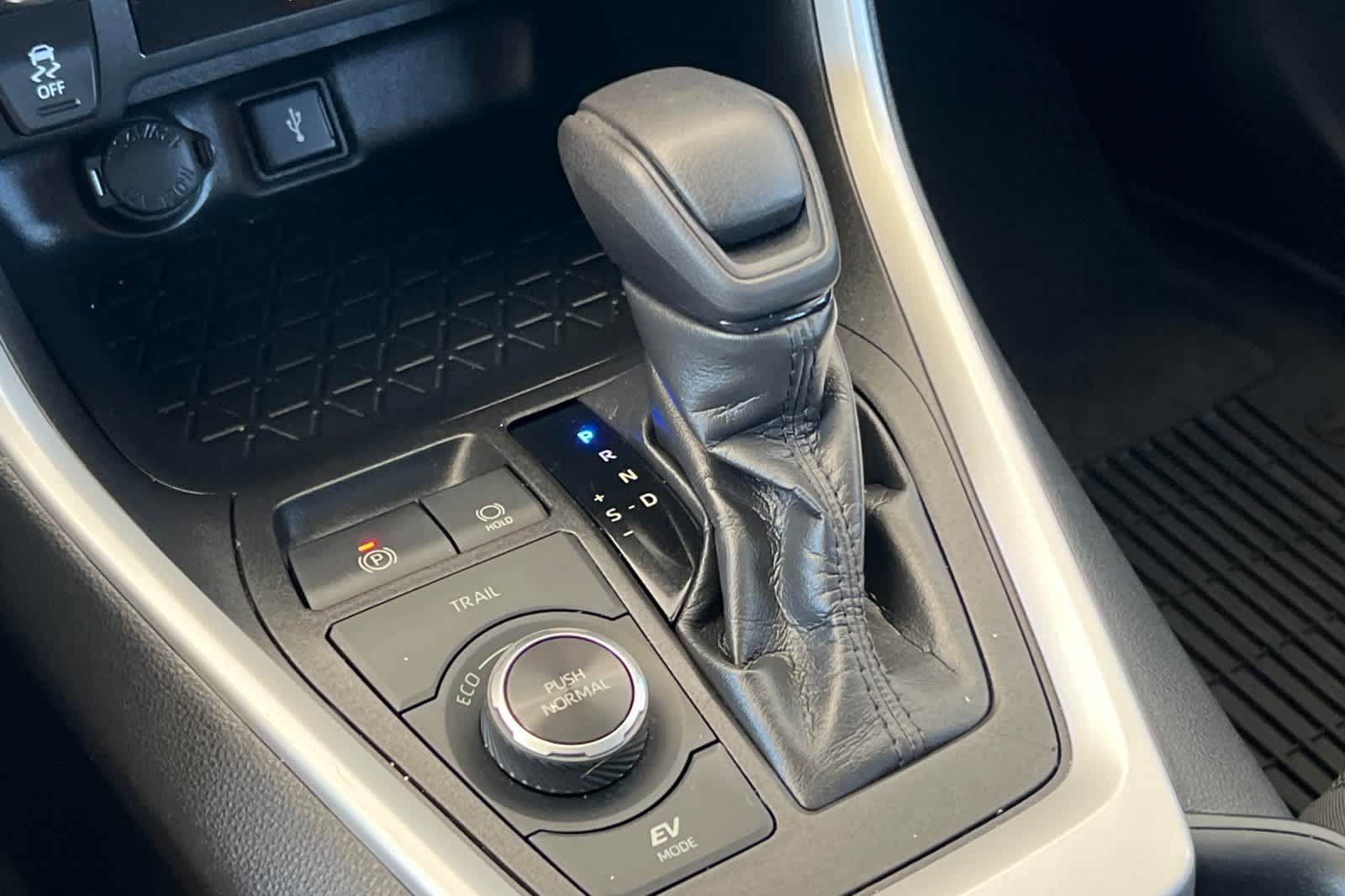 Thumbnail: 2021 Toyota RAV4 - 23