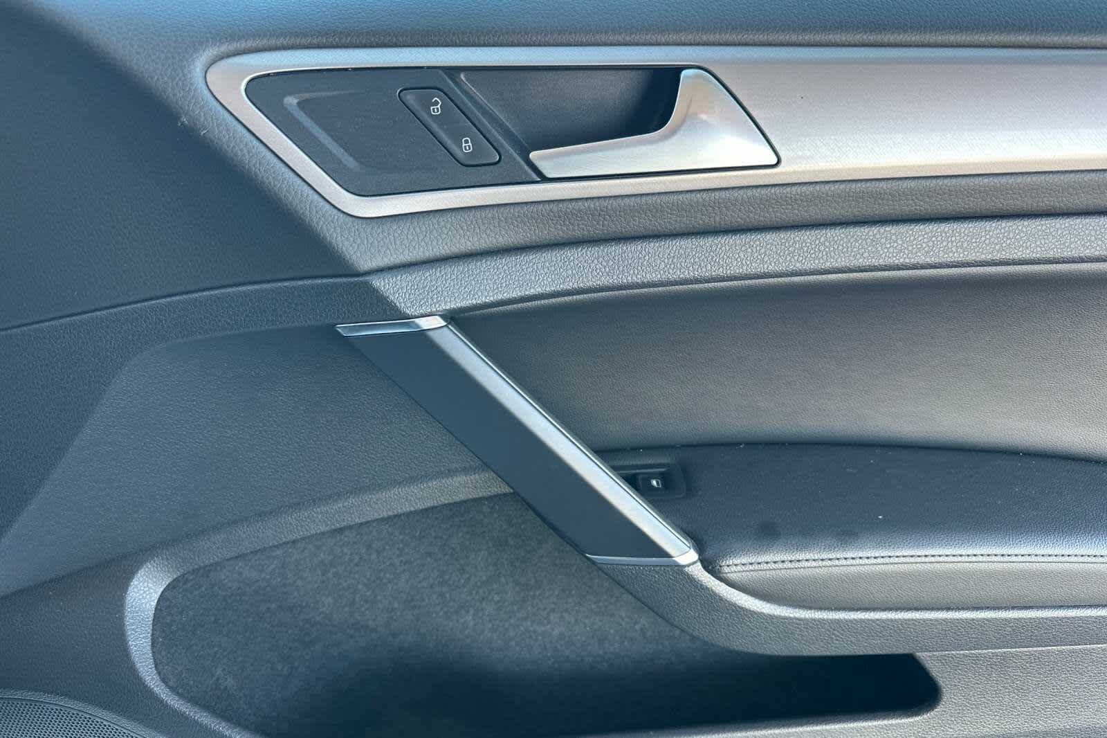 Thumbnail: 2015 Volkswagen e-Golf - 19