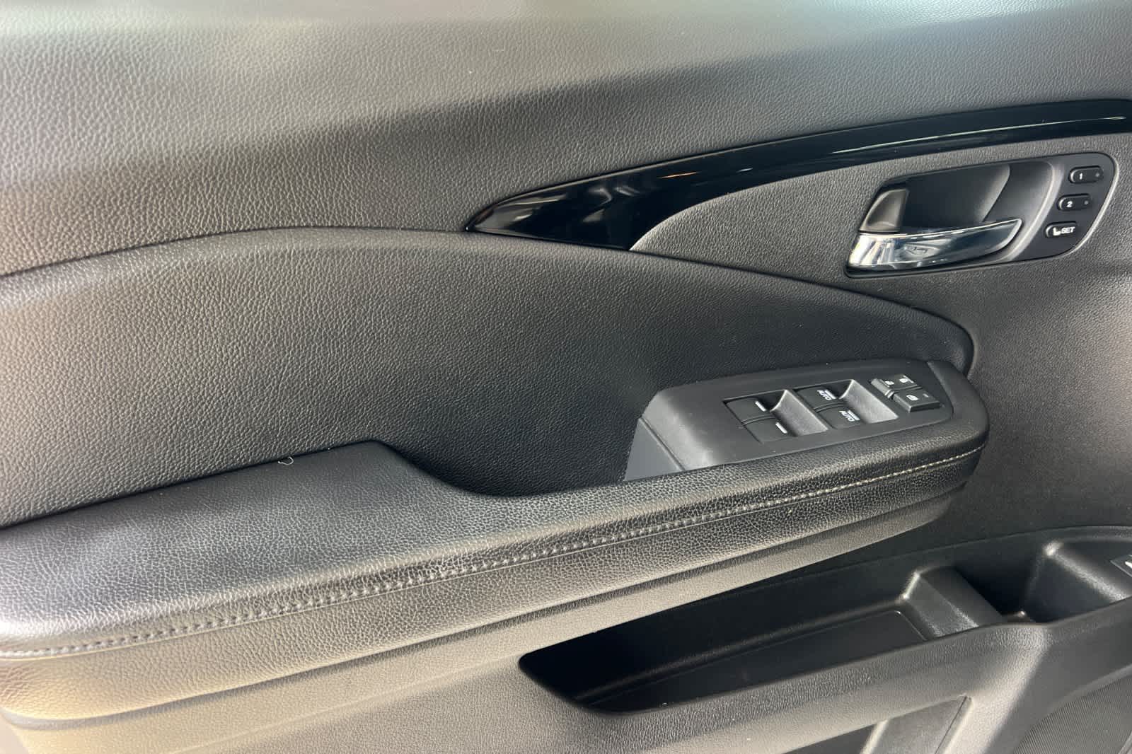 Thumbnail: 2018 Honda Pilot - 12