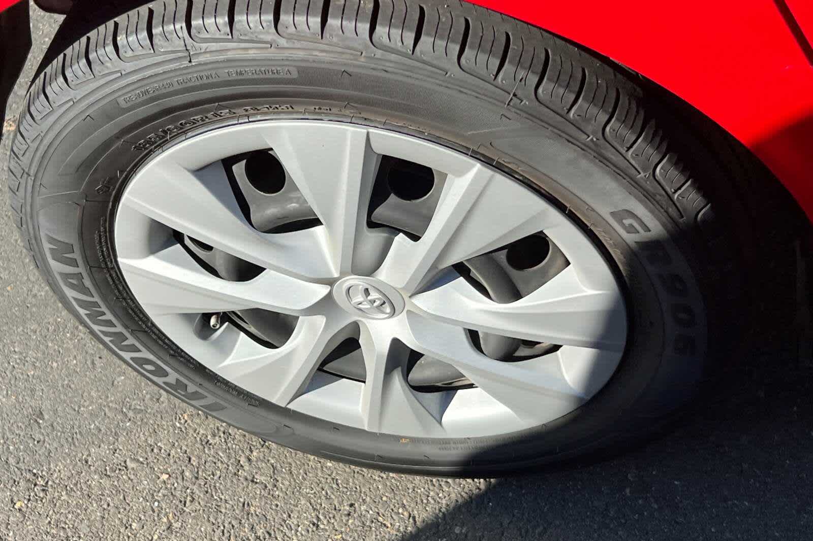 Thumbnail: 2015 Toyota Prius c - 14