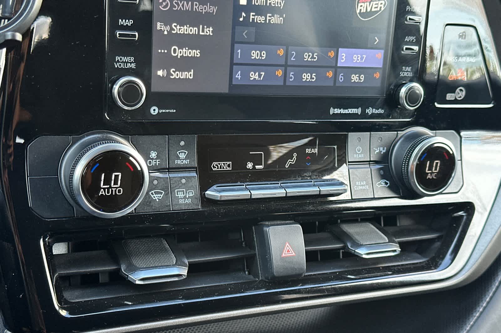 Thumbnail: 2022 Toyota Highlander - 23