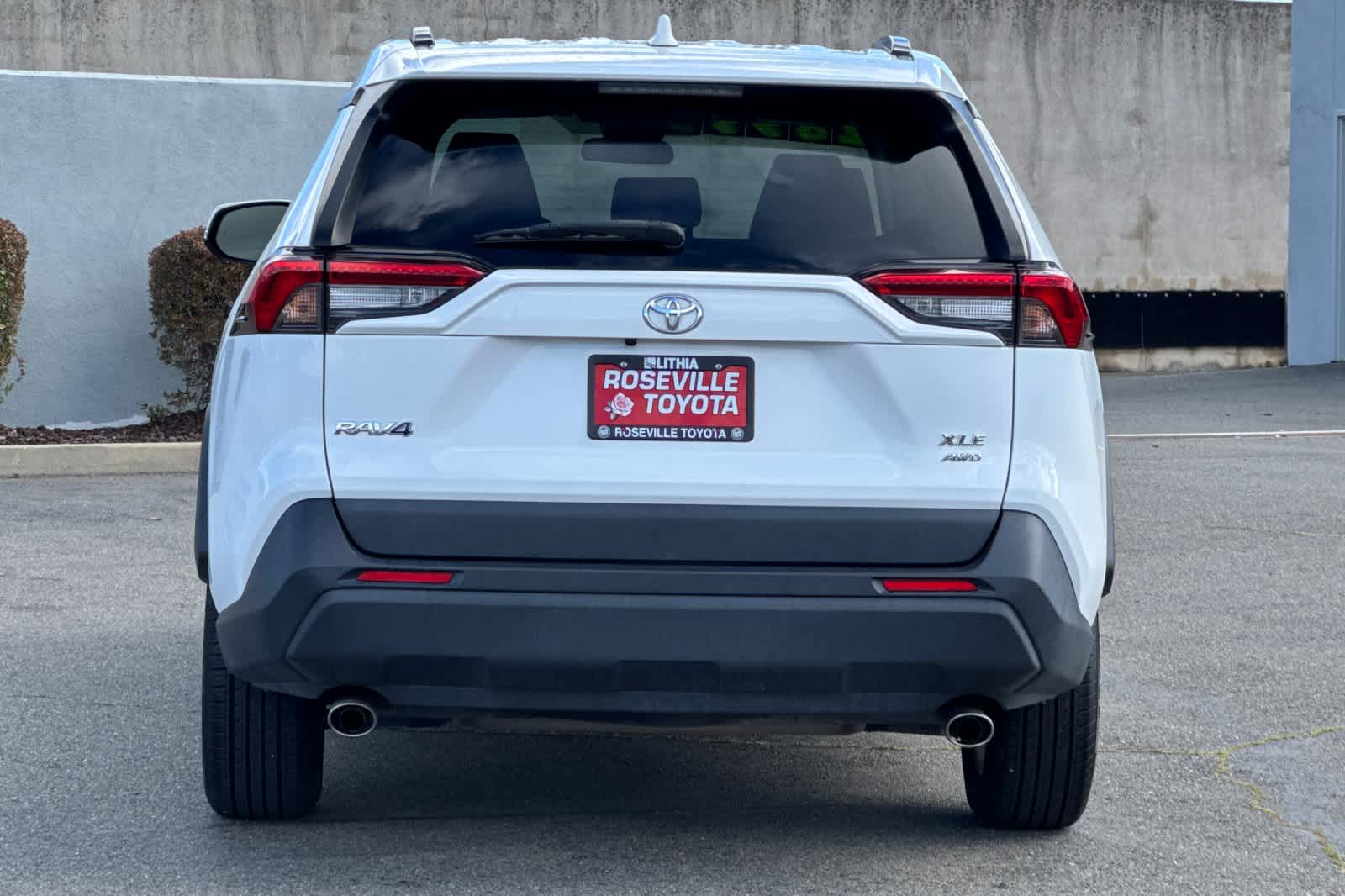 Thumbnail: 2022 Toyota RAV4 - 8