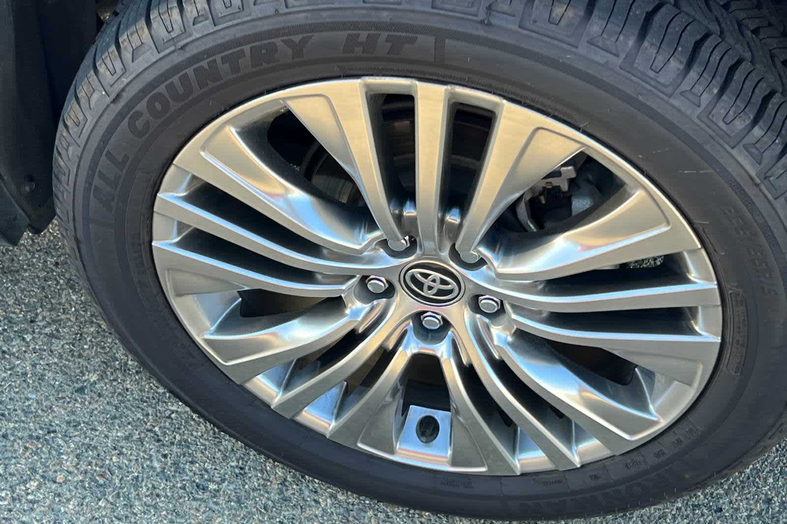 Thumbnail: 2021 Toyota Venza - 17