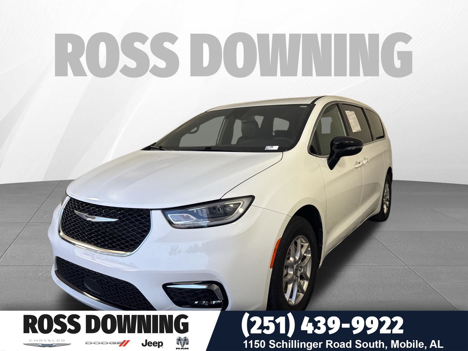2025 Chrysler Pacifica Select's photo