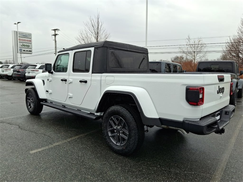 New 2026 Jeep Gladiator Sport S Pickup